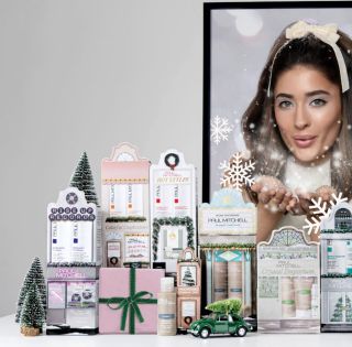 🎄 Ho, ho, ho! Vánoční balíčky dorazily do vesničky Paul Mitchell®! Objevte kouzlo profesionální vlasové péče, která potěší...